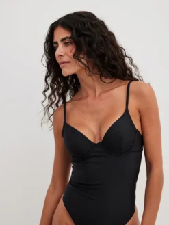 NA-KD Grote Cups T-shirt Bh Badpak Dames Zwart