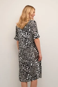 Kaffe Midi Jurken Jurk Pofelia Dames Zwart / Wit 5 Kaffe Midi Jurken Jurk Pofelia Dames Zwart / Wit -NA-KD Winkel 2607287d8ac042f0e3b39cf2f95b954b scaled