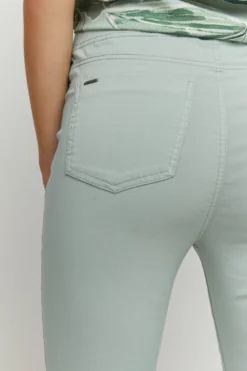 B.young Shorts Slimfit Broek BYKEIRA Dames Groen -NA-KD Winkel 27a574a610d222c549bc11e8bed0138c scaled