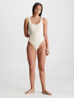 Calvin Klein Swimwear Badpakken Zonder Beugel Bustier Badpak Dames Wit -NA-KD Winkel 351d7c845a77e25b96379e4795d95546 scaled