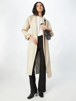 DRYKORN Blouse Tops Blouse Sumi Dames Wit -NA-KD Winkel 41b74a593f4bc34020494c4f19f1093b scaled