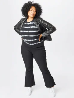 T-shirts Shirt BUSTER Dames Zwart -NA-KD Winkel 4e71d1725570356424820706c4e893ad scaled