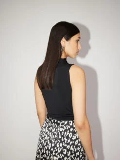 Crop Tops Top Ingeborg Dames Zwart 8 Crop Tops Top Ingeborg Dames Zwart -NA-KD Winkel 576667ea8c8d09fc414ed606192a3e49 scaled