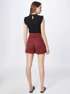 About You Shorts Regular Bandplooibroek Larisa Dames Karmijnrood -NA-KD Winkel 7b383ba1d742eb71d577b34234e160be scaled
