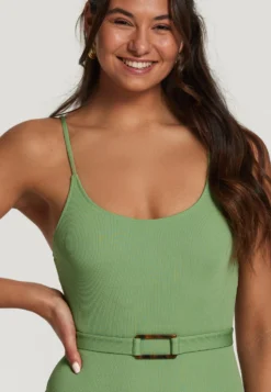 Shiwi Grote Cups Bustier Badpak LOU Dames Appel -NA-KD Winkel 7b65406a3cb301f50817e0255f339274 scaled