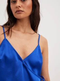 NA-KD Blouse Tops Blouse Dames Royal Blue/koningsblauw -NA-KD Winkel 8a2c7accd3b1c993f866d13f7ec738f4 scaled