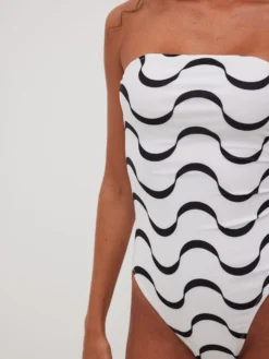 NA-KD Badpakken Zonder Beugel Bandeau Badpak Dames Zwart / Wit -NA-KD Winkel 8e0ba4c90d6557ebcd46ae36efb3b4be scaled