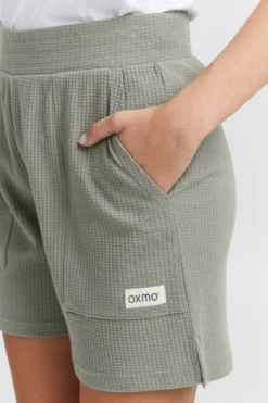 OXMO Shorts Regular Broek Wim Dames Groen -NA-KD Winkel 915a02592b5349f890a0e37d90d0289b scaled
