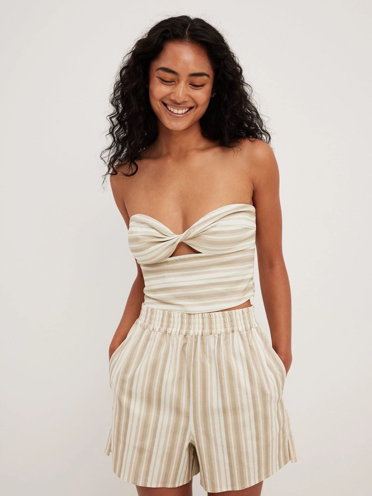 NA-KD Shorts Loosefit Broek Dames Beige / Lichtbeige 2 NA-KD Shorts Loosefit Broek Dames Beige / Lichtbeige - Afbeelding 2