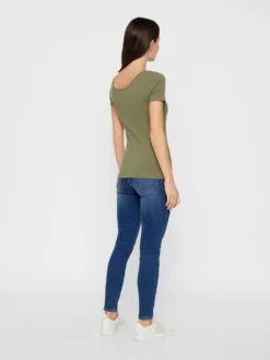 Pieces T-shirts Shirt Kitte Dames Olijfgroen -NA-KD Winkel c3bb832fd8bd15b1bd89652a1e63eb8e scaled