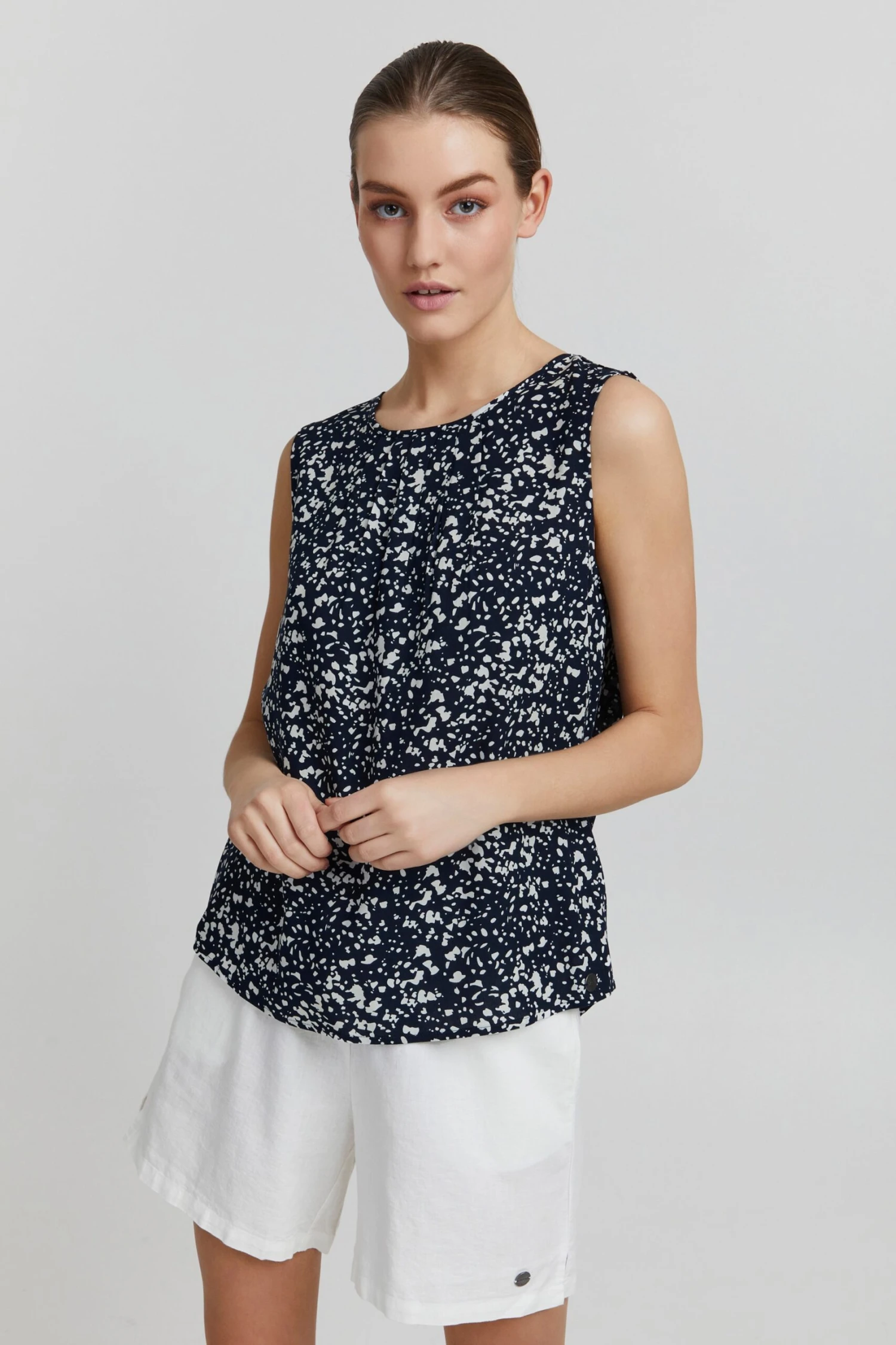 OXMO Blouse Tops Blouse Esja Dames Zwart 2 OXMO Blouse Tops Blouse Esja Dames Zwart - Afbeelding 2