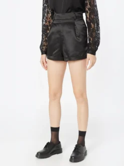 In The Style Shorts Loosefit Bandplooibroek LORNA Dames Zwart -NA-KD Winkel f67ffec36435b316b7eb43b4b005bb1f scaled